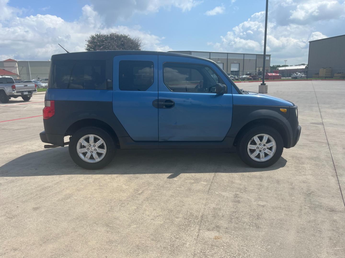 2006 blue /gray Honda Element LX 2WD AT (5J6YH18336L) with an 2.4L L4 DOHC 16V engine, 4-Speed Automatic Overdrive transmission, located at 14700 Tomball Parkway 249, Houston, TX, 77086, (281) 444-2200, 29.928619, -95.504074 - Photo#7